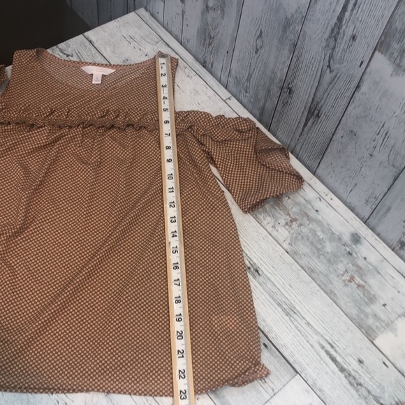 LC Lauren Conrad Cold Shoulder Ruffle Front Top Small - Picture 9 of 9